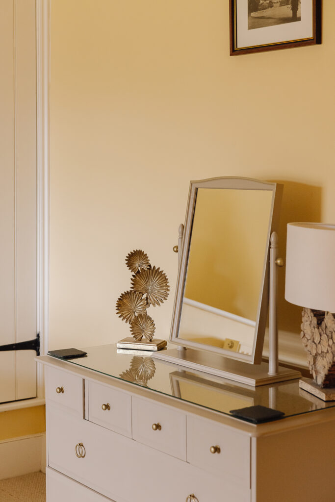 Mirror on top of dressing table