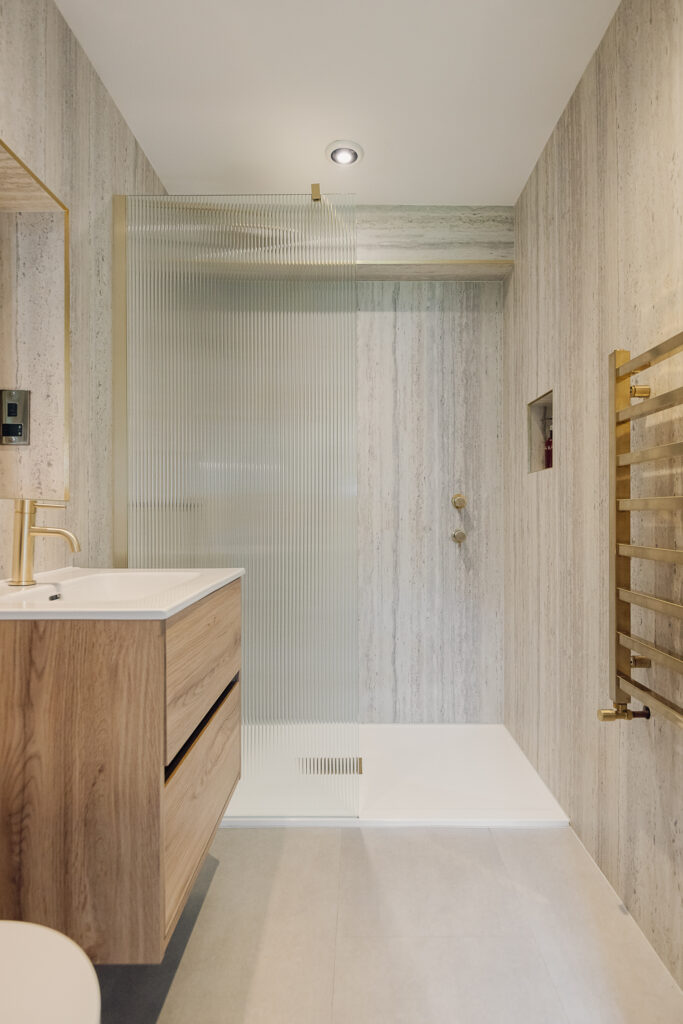 Walk in shower, vanity unit