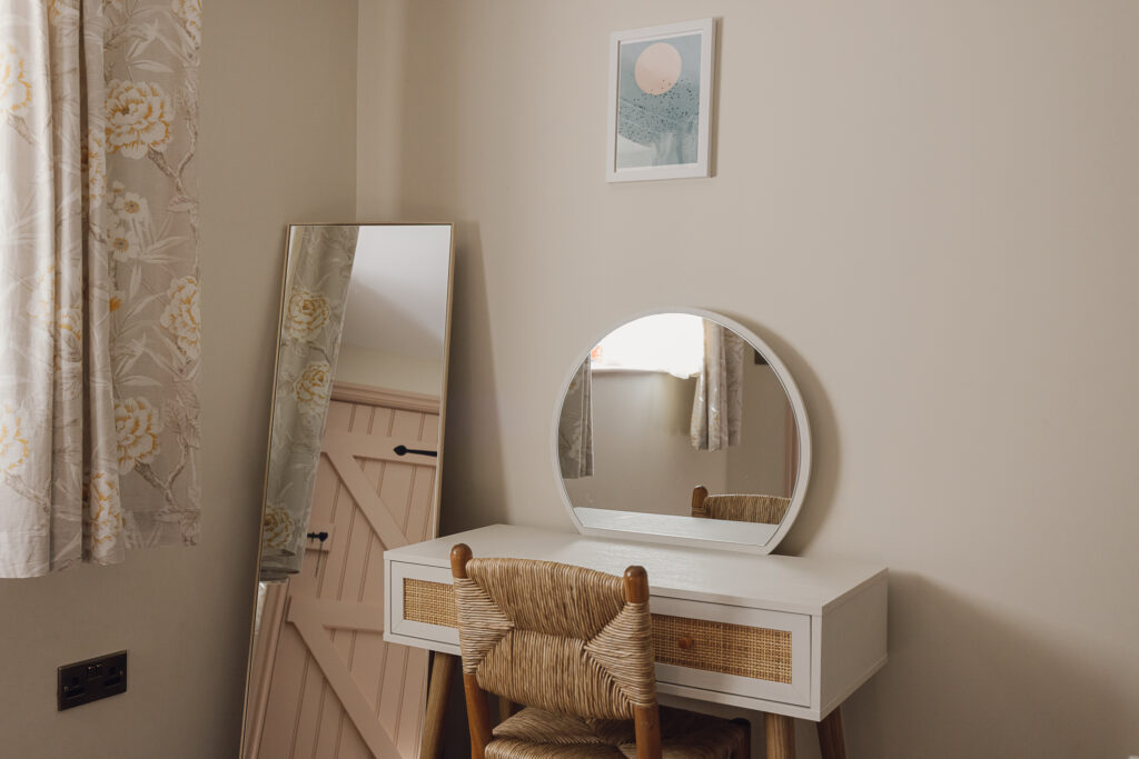 Dressing table with mirror, and a large floor mirror next to this.